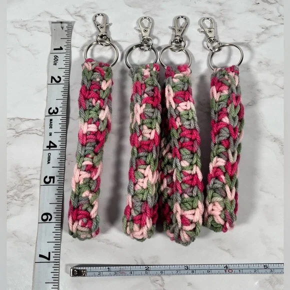 Set Of 4 Pink Crochet Keychain Wristlets - Picture 2 of 3